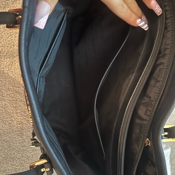 Micheal Kors tote handbag! Comes with dust bag ! Like new barely ever used ! - Picture 6 of 6